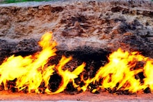 Fire Mountain: ৫০০০ বছর ধরে দাউ দাউ করে জ্বলছে আগুন! ঝড়, জল, তুষারপাত...কোনওকিছুতেই নেভেনি, কোথায় আছে জানেন এই ‘জ্বলন্ত পাহাড়’? অনন্তশিখার রহস্য কী?