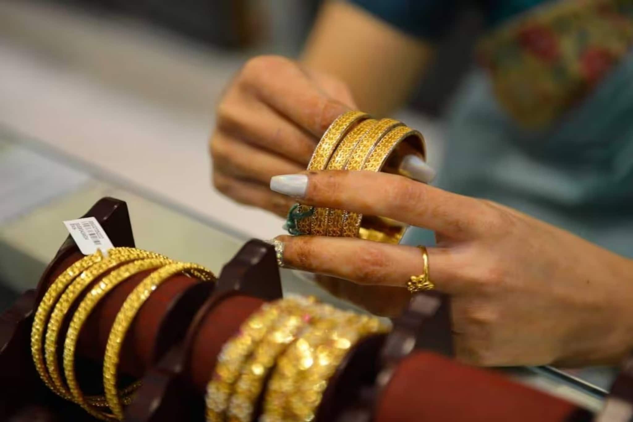 সোনার উপর GST, কিন্তু কত? মেকিং চার্জ, সোনার দাম এবং করের পিছনের হিসেবটি বুঝুন সোনার উপর GST, কিন্তু কত? মেকিং চার্জ, সোনার দাম এবং করের পিছনের হিসেবটি বুঝুন