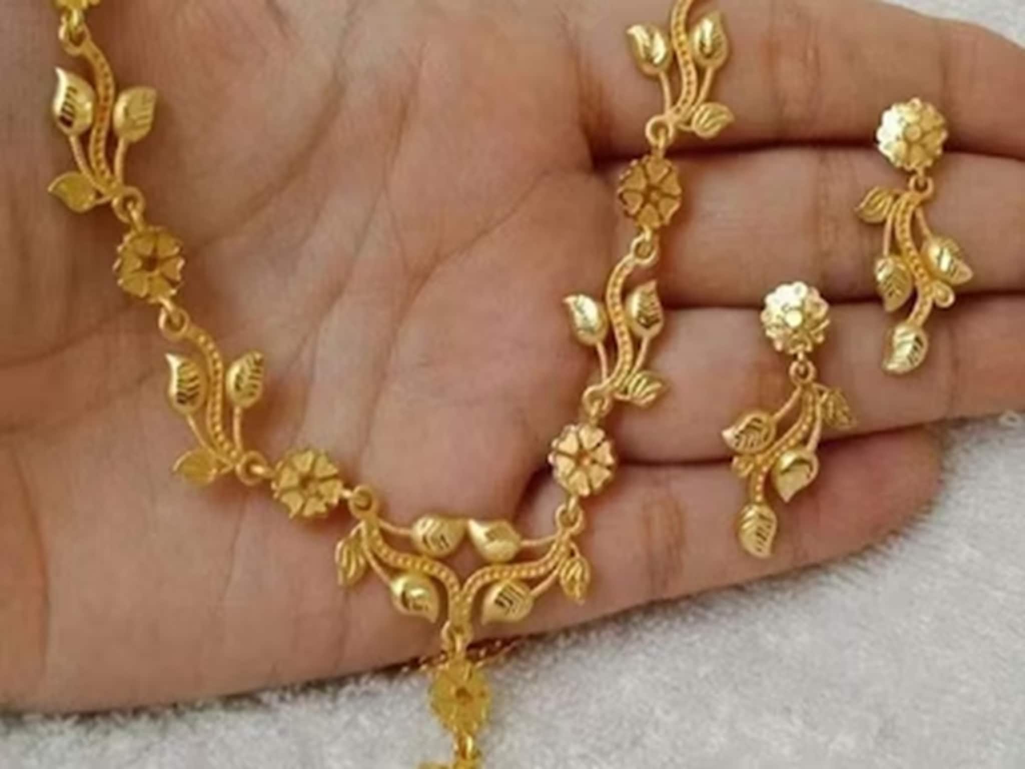 ১৮ ক্যারাট সোনার চুড়ির দাম কত হবে, মেকিং চার্জ কত হবে এবং কত GST লাগবে? দেখে নিন এক ঝলকে