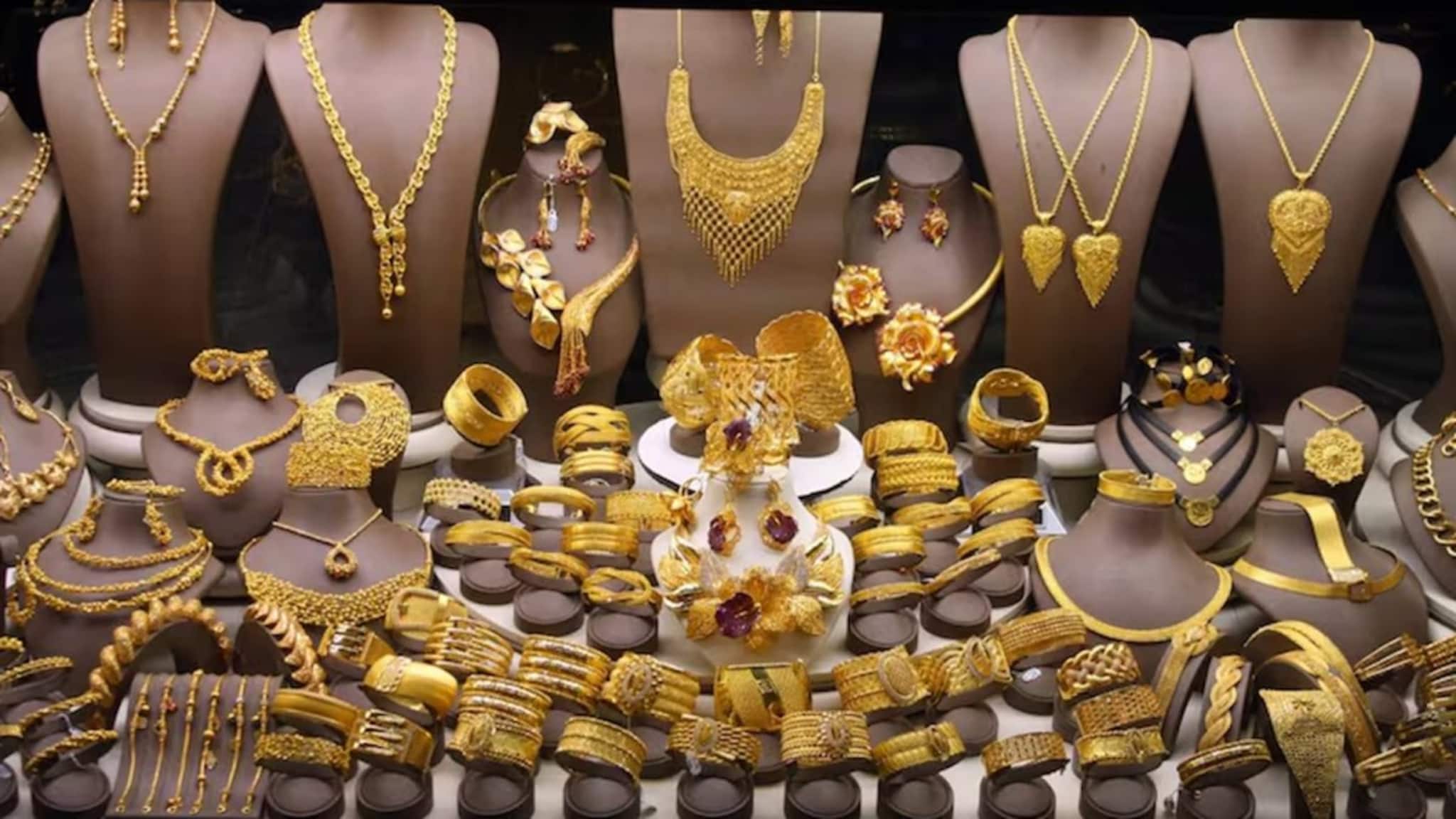 Gold Selling: সোনার দাম মারাত্মকভাবে কমতে চলেছে? তাহলে সোনা এখন ধরে রাখা উচিৎ না কি বিক্রি করে দেওয়াই ভাল হবে? জেনে নিন পরিস্থিতি