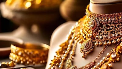 সোনার বর্তমান দাম সাধারণ মানুষকে বিভ্রান্ত করছে। একদিন দাম তীব্রভাবে কমে যায়, কিন্তু পরের দিন হঠাৎ করেই বেড়ে যায়। এর ফলে সোনা কিনতে আগ্রহীরা গভীর দ্বিধাগ্রস্ত হয়ে পড়েছেন। বিশেষ করে বিয়ের মরশুম ঘনিয়ে আসার সঙ্গে সঙ্গে প্রতিটি বাড়িতেই সোনা কেনা না কি অপেক্ষা এই প্রশ্নটি উঠছে। অনেকের মনে সবচেয়ে বড় প্রশ্ন হল সোনার দাম আবার ৭০ হাজার টাকার নীচে নেমে আসবে কি না।