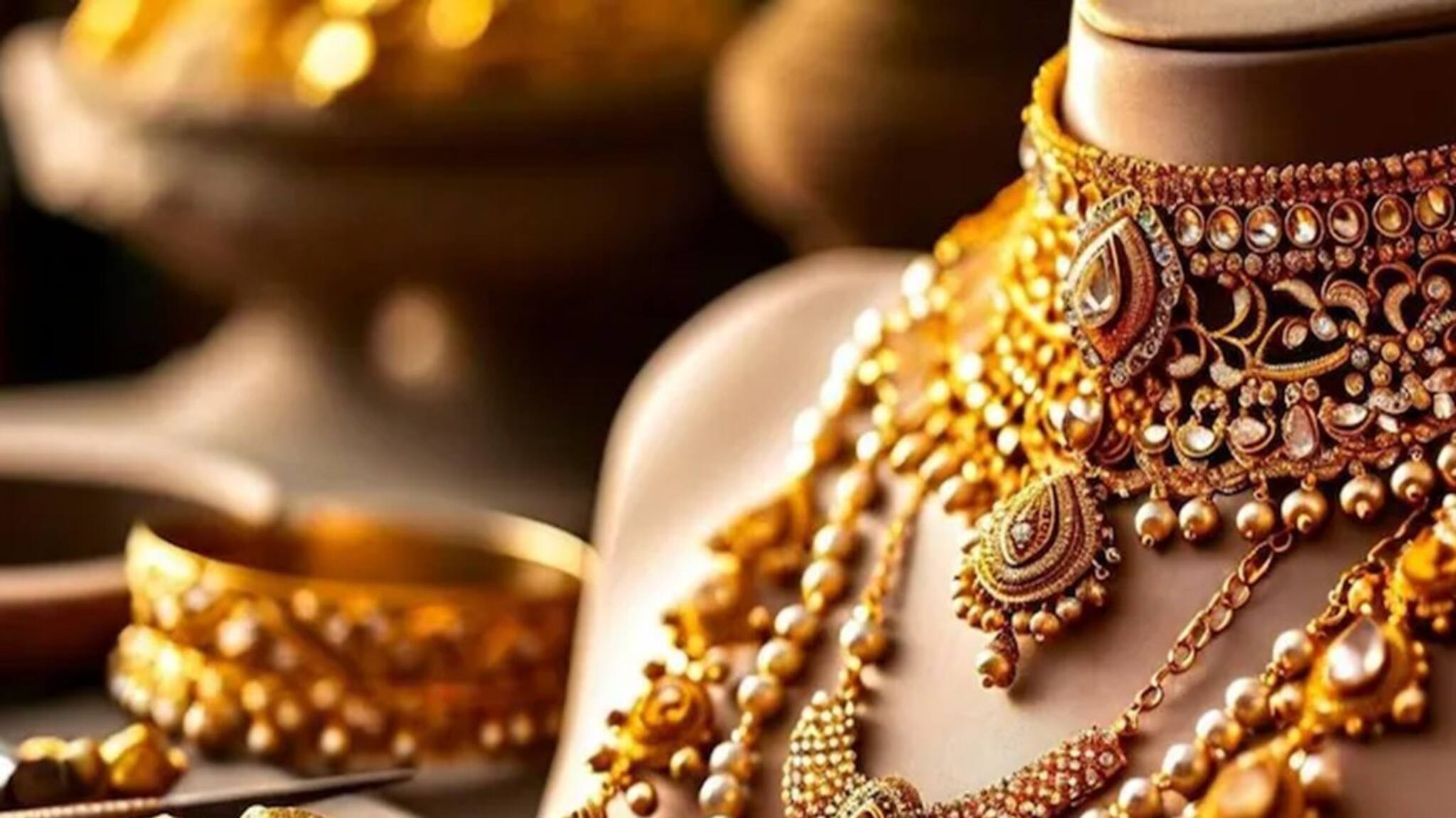 সোনার দাম কি ৭০ হাজারে নামবে? বাজার বিশেষজ্ঞরা কী বলছেন, অবশ্যই জেনে নিন