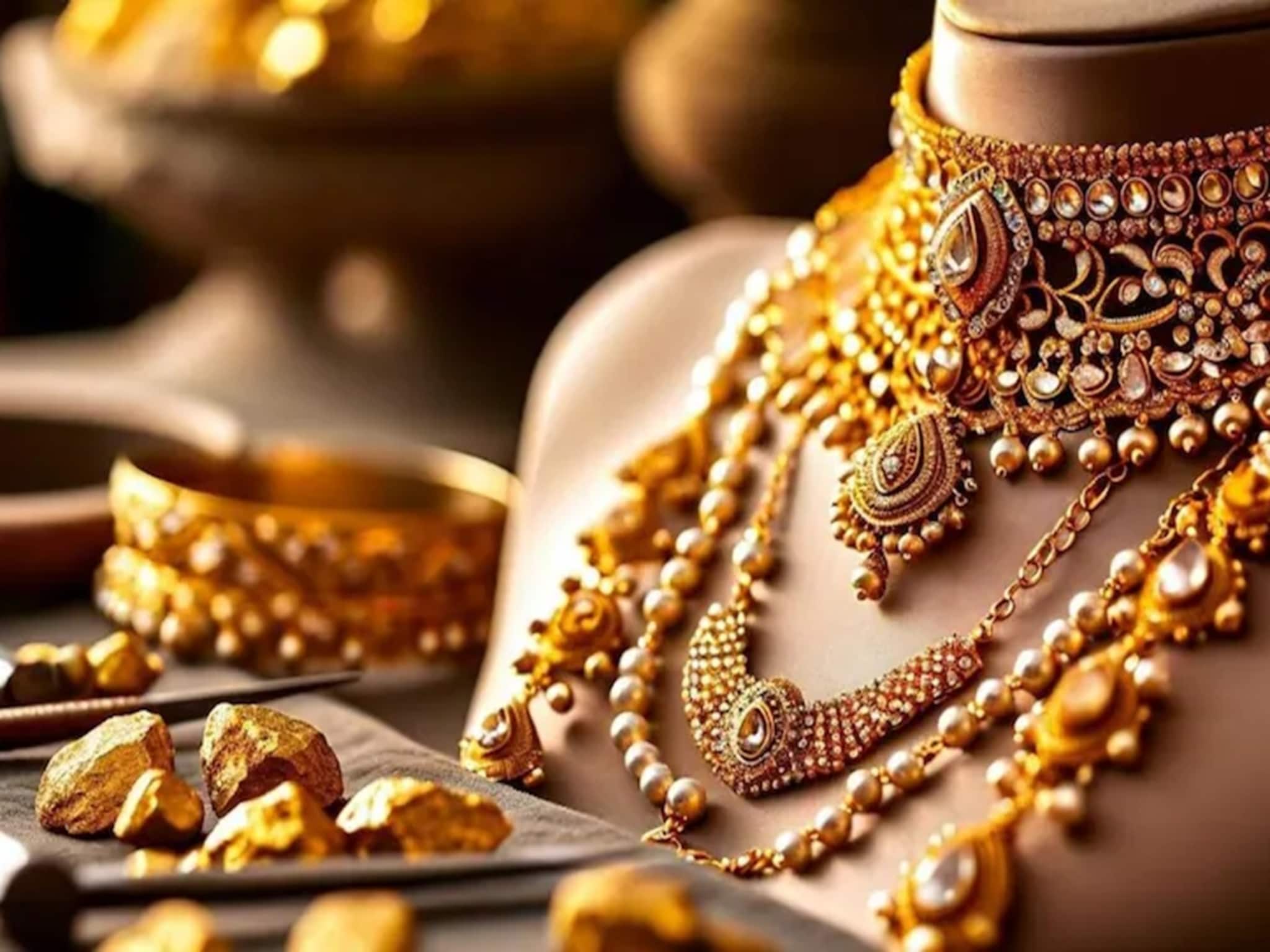 সোনার দাম কি ৭০ হাজারে নামবে? বাজার বিশেষজ্ঞরা কী বলছেন, অবশ্যই জেনে নিন