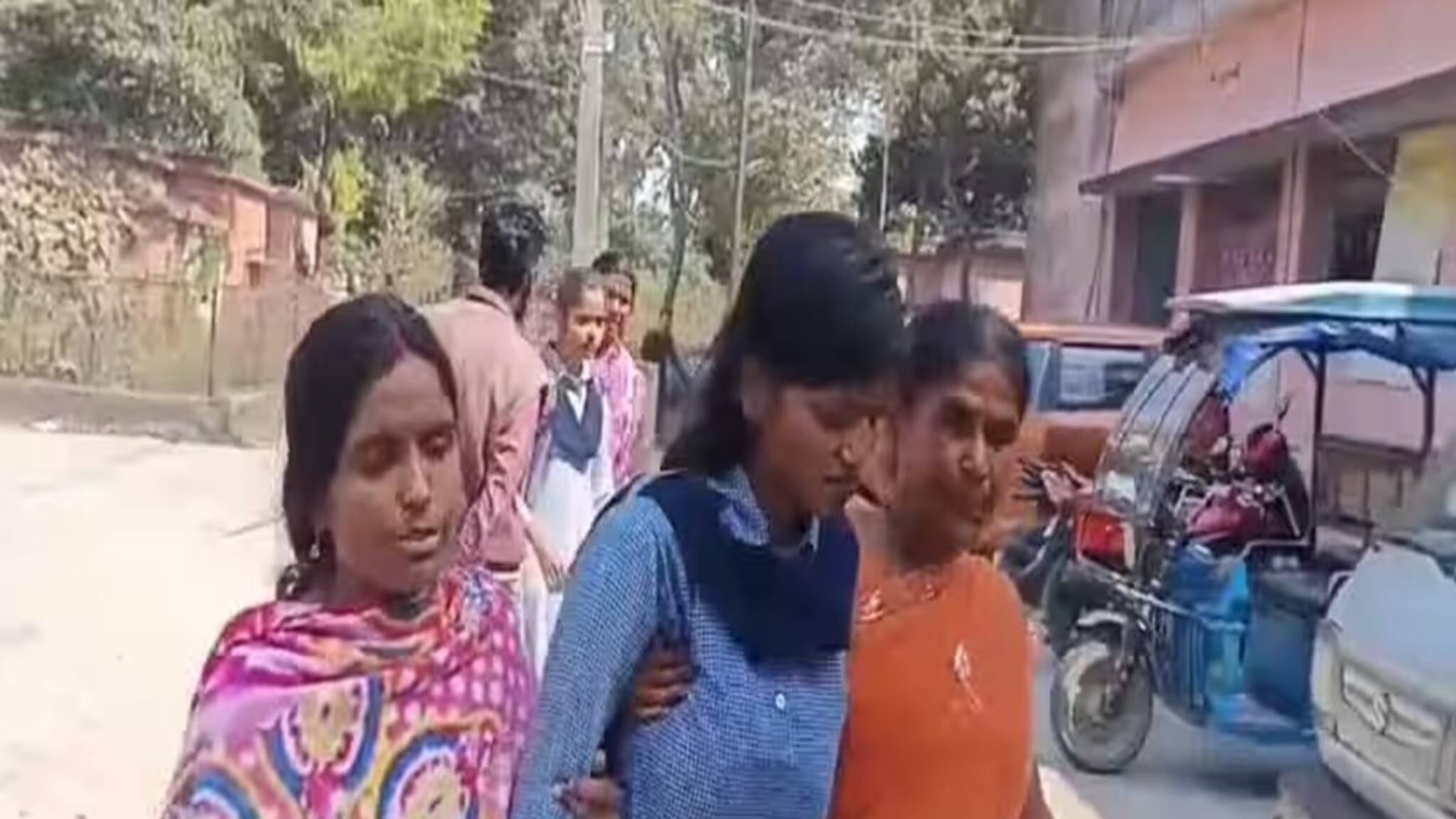 Higher Secondary 2026: উচ্চমাধ্যমিক দিয়ে বেরোতেই মা শাশুড়ির টানাটানি, গুসকরার স্কুলে টান টান নাটক! কোন বাড়িতে ফিরলেন ছাত্রী?