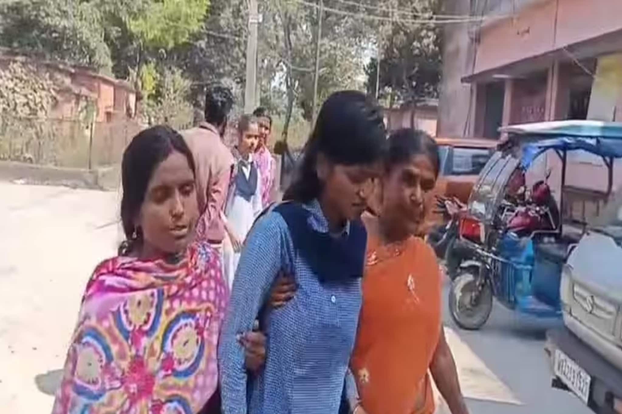 উচ্চমাধ্যমিক দিয়ে বেরোতেই ছাত্রীকে নিয়ে মা শাশুড়ির টানাটানি,গুসকরার স্কুলে টানটান নাটক!