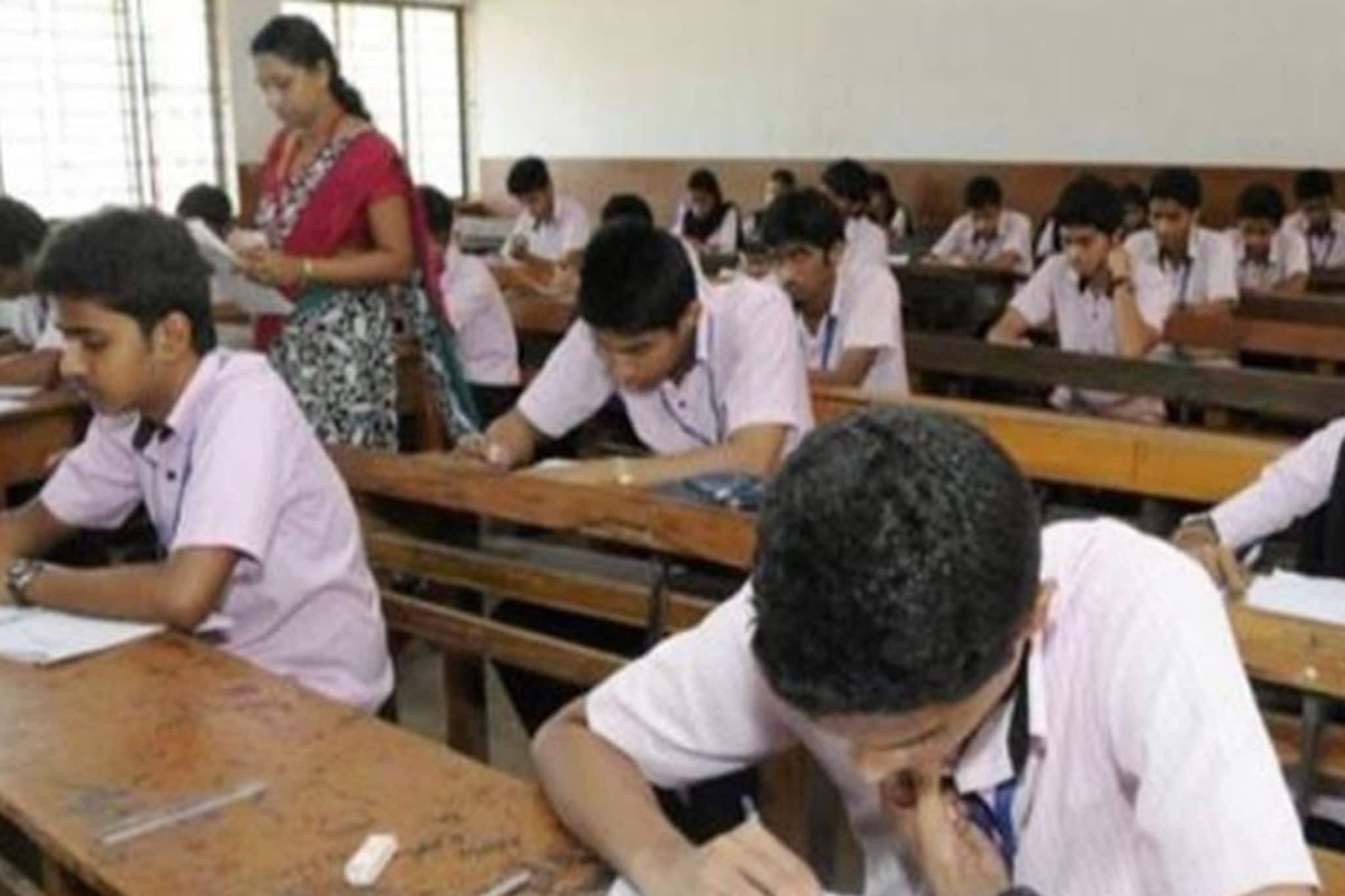 উচ্চ মাধ্যমিক পরীক্ষা চলাকালীন নির্বাচন কমিশন ছাড় দিল কয়েকজন আধিকারিকদের SIR-এর কাজ থেকে