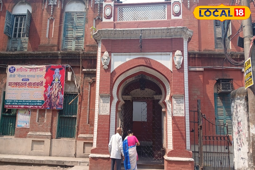 স্বামী বিবেকানন্দের পাগড়ি প্রদর্শন। সারা বছরে এই একটা দিন হাওড়ার ঘোষবাড়িতে স্বামী বিবেকানন্দের পাগড়ি দেখার সুযোগ পায় সাধারণ মানুষ। এদিন সকাল থেকে সন্ধ্যা পর্যন্ত পাগড়ি দেখতে ভিড় জমান অনেকে। (ছবি ও তথ্যঃ রাকেশ মাইতি)