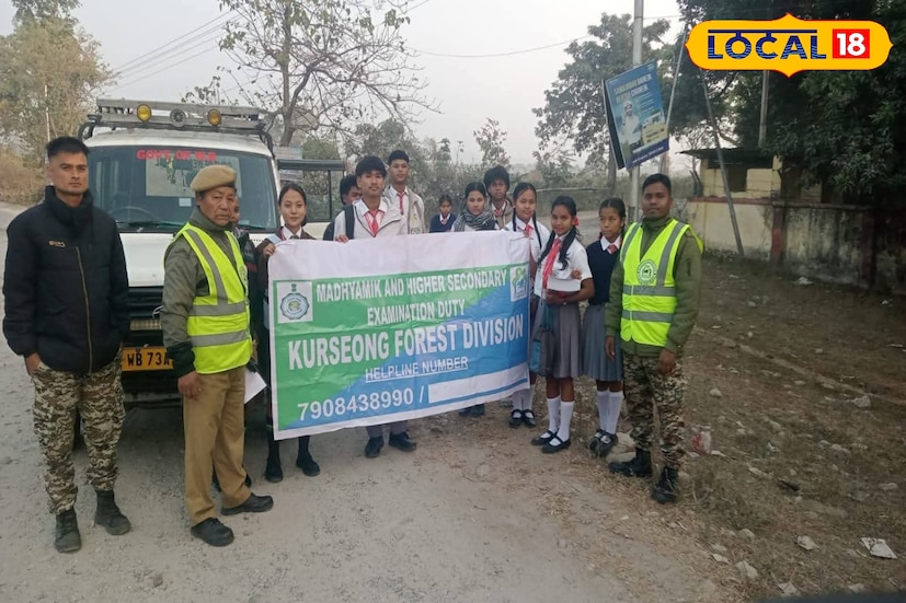 মাধ্যমিক পরীক্ষা নির্বিঘ্ন ও নিরাপদভাবে সম্পন্ন করতে কার্শিয়াং বন বিভাগের তরফে নেওয়া হয়েছে বিশেষ উদ্যোগ। বনাঞ্চল পেরিয়ে যেসব পরীক্ষার্থীকে পরীক্ষা কেন্দ্রে পৌঁছতে হয়, তাঁদের নিরাপত্তাকে সর্বোচ্চ গুরুত্ব দিয়েই এই পরিকল্পনা করা হয়েছে। পরীক্ষার দিনগুলিতে কোনও ঝুঁকি যাতে পরীক্ষার্থীদের পথে বাধা না হয়ে দাঁড়ায়, সেদিকেই নজর প্রশাসনের। (ছবি ও তথ্য: ঋত্বিক ভট্টাচার্য) মাধ্যমিক পরীক্ষা নির্বিঘ্ন ও নিরাপদভাবে সম্পন্ন করতে কার্শিয়াং বন বিভাগের তরফে নেওয়া হয়েছে বিশেষ উদ্যোগ। বনাঞ্চল পেরিয়ে যেসব পরীক্ষার্থীকে পরীক্ষা কেন্দ্রে পৌঁছতে হয়, তাঁদের নিরাপত্তাকে সর্বোচ্চ গুরুত্ব দিয়েই এই পরিকল্পনা করা হয়েছে। পরীক্ষার দিনগুলিতে কোনও ঝুঁকি যাতে পরীক্ষার্থীদের পথে বাধা না হয়ে দাঁড়ায়, সেদিকেই নজর প্রশাসনের। (ছবি ও তথ্য: ঋত্বিক ভট্টাচার্য)