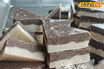 মিষ্টিপ্রেমীদের পকেটে কোপ! বাঁকুড়ায় একলাফে অনেকটা বাড়ল রসগোল্লা-সন্দেশের দাম মিষ্টিপ্রেমীদের পকেটে কোপ! বাঁকুড়ায় একলাফে অনেকটা বাড়ল রসগোল্লা-সন্দেশের দাম