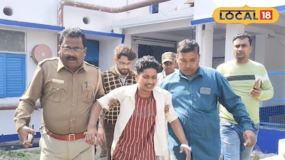 আহত মাধ্যমিক পরীক্ষার্থীদের উদ্ধার করছে পুলিশ 