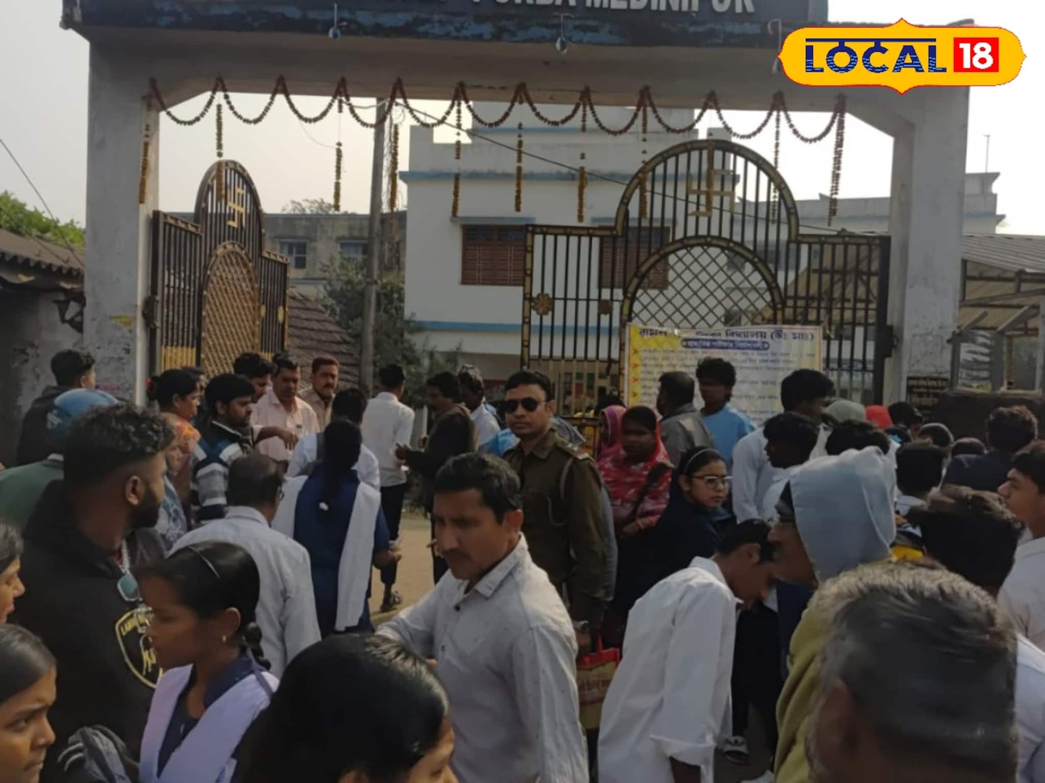 পূর্ব মেদিনীপুর জেলার ১১৫ টি পরীক্ষাকেন্দ্রে কড়া নিরাপত্তায় শুরু হল মাধ্যমিক পরীক্ষা পূর্ব মেদিনীপুর জেলার ১১৫ টি পরীক্ষাকেন্দ্রে কড়া নিরাপত্তায় শুরু হল মাধ্যমিক পরীক্ষা