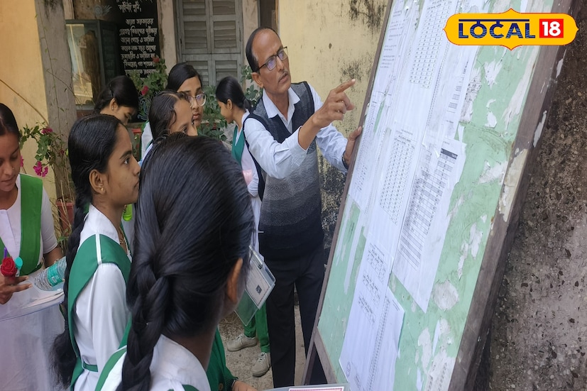 শুরু হল মাধ্যমিক পরীক্ষা। পূর্ব মেদিনীপুর জেলা বরাবর শিক্ষা ক্ষেত্রে গিয়ে। মাধ্যমিক পরীক্ষায় জেলা ছাত্রছাত্রীরা ফলাফলের দিকে অন্য জেলাতে পিছনে ফেলে এগিয়ে যায়। পূর্ব মেদিনীপুর জেলা জুড়ে কড়া নিরাপত্তায় পরীক্ষা শুরু হয়েছে। (ছবি ও তথ্য: সৈকত শী)