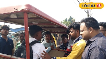 টোটোতে তুলে দেওয়া হয়েছে ছাত্র-ছাত্রীদের