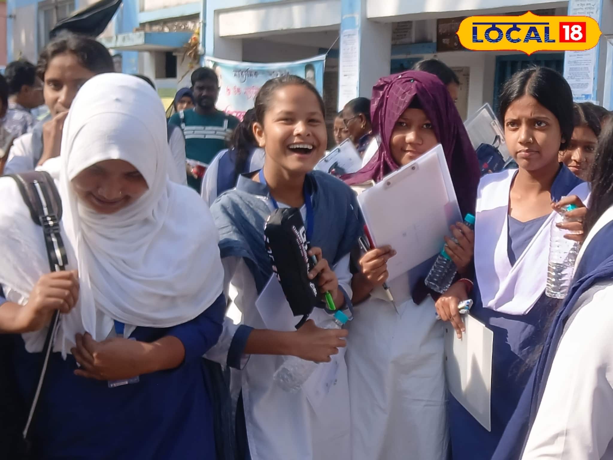 মাধ্যমিকের প্রথম পরীক্ষা, কেমন হল বাংলা প্রশ্নপত্র? ছাত্রছাত্রীদের হাসিই বলে দিচ্ছে উত্তর