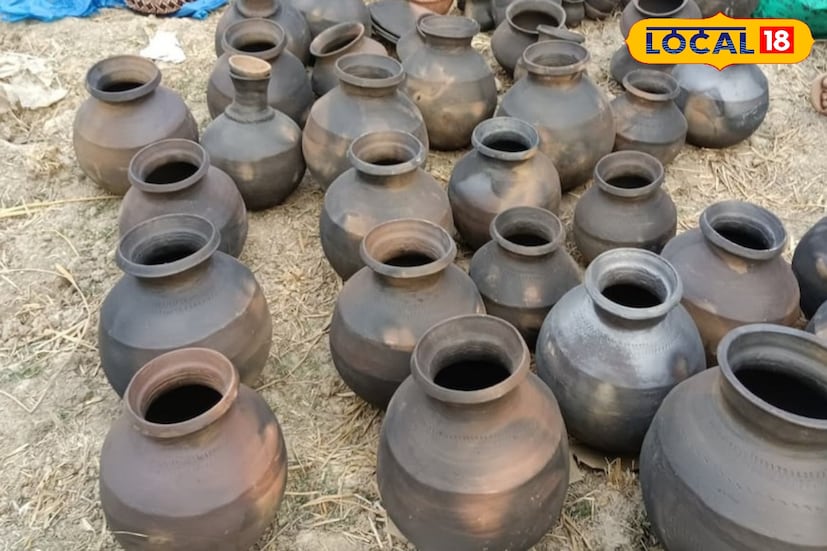 হারিয়ে গেছে কালো কলসির মেলা! এই মেলায় বিখ্যাত কালো কলসি নিতে জেলার বিভিন্ন প্রান্ত থেকে টানেই হাজির হত মানুষ। এই মেলার মূল আকর্ষণ ছিল, কলসি, শুঁটকিমাছ আর পুতুল নাচ। (ছবি ও তথ্য: রাকেশ মাইতি) হারিয়ে গেছে কালো কলসির মেলা! এই মেলায় বিখ্যাত কালো কলসি নিতে জেলার বিভিন্ন প্রান্ত থেকে টানেই হাজির হত মানুষ। এই মেলার মূল আকর্ষণ ছিল, কলসি, শুঁটকিমাছ আর পুতুল নাচ। (ছবি ও তথ্য: রাকেশ মাইতি)