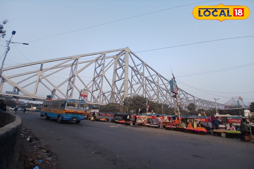 বাংলা তথা দেশের গর্বের রবীন্দ্র সেতু, ৮৩ বছরে হাওড়া ব্রিজ! এই দিনেই ১৯৪৩ সালে জনসাধারণের জন্য উন্মুক্ত করা হয়েছিল হাওড়া কলকাতা যুক্তকারি ঐতিহ্যবাহী এই সেতু। এটি বিশ্বের অন্যতম ব্যস্ত সেতু হিসেবে পরিচিত। ( ছবি ও তথ্য: রাকেশ মাইতি) বাংলা তথা দেশের গর্বের রবীন্দ্র সেতু, ৮৩ বছরে হাওড়া ব্রিজ! এই দিনেই ১৯৪৩ সালে জনসাধারণের জন্য উন্মুক্ত করা হয়েছিল হাওড়া কলকাতা যুক্তকারি ঐতিহ্যবাহী এই সেতু। এটি বিশ্বের অন্যতম ব্যস্ত সেতু হিসেবে পরিচিত। ( ছবি ও তথ্য: রাকেশ মাইতি)