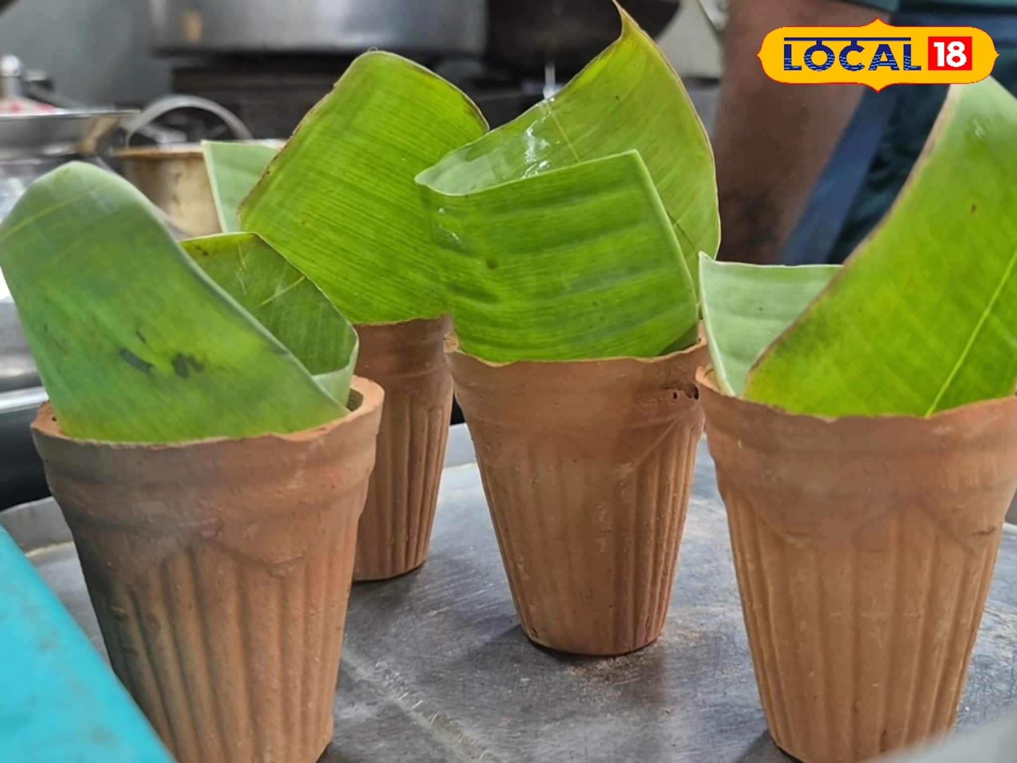 কলাপাতায় ভাত নয় চা! বর্ধমানের ক্যাফেতে মাটির ভাঁড়ে কলাপাতায় গরম চা, স্বাদ অনবদ্য