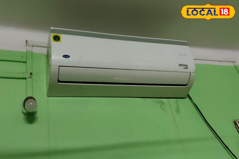 শীতের শেষে আর তীব্র গরম পড়ার ঠিক আগের সময়টাই এসি সার্ভিসিংয়ের জন্য সবচেয়ে উপযুক্ত বলে মনে করছেন প্রযুক্তিবিদরা। দীর্ঘদিন বন্ধ থাকার পর হঠাৎ এসি চালালে যন্ত্রের উপর অতিরিক্ত চাপ পড়ে। তাই গরম শুরু হওয়ার আগেই এসি সার্ভিস করিয়ে নেওয়া অত্যন্ত জরুরি। (তথ্য ও ছবি: বনোয়ারীলাল চৌধুরী) শীতের শেষে আর তীব্র গরম পড়ার ঠিক আগের সময়টাই এসি সার্ভিসিংয়ের জন্য সবচেয়ে উপযুক্ত বলে মনে করছেন প্রযুক্তিবিদরা। দীর্ঘদিন বন্ধ থাকার পর হঠাৎ এসি চালালে যন্ত্রের উপর অতিরিক্ত চাপ পড়ে। তাই গরম শুরু হওয়ার আগেই এসি সার্ভিস করিয়ে নেওয়া অত্যন্ত জরুরি। (তথ্য ও ছবি: বনোয়ারীলাল চৌধুরী)