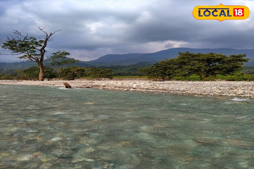 *ডুয়ার্স মানেই শুধু লাটাগুড়ি–জলদাপাড়া নয়, অফবিটের হাতছানিতে বদলাচ্ছে ভ্রমণের সংজ্ঞা। ডুয়ার্স এলে আশেপাশে কোথায় ঘুরতে যাবেন রইল তার কিছু খোঁজ। ডুয়ার্স বললেই এখনও অনেকের মনে প্রথমে আসে লাটাগুড়ি, জলদাপাড়া, চিলাপাতা কিংবা জয়ন্তী–বক্সার নাম। কিন্তু এই পরিচিত গণ্ডির বাইরেও ছড়িয়ে রয়েছে বিস্তীর্ণ এক সবুজ অঞ্চল—যেখানে পাহাড়, নদী, জঙ্গল আর গ্রামজীবনের অনন্য মেলবন্ধন অপেক্ষা করে রয়েছে ভ্রমণপিপাসুদের জন্য।