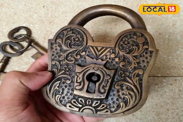 বাহারি তালাচাবি রক্ষা করত নবাবি কোষাগার! ইউরোপের মন জয় করা তালাশিল্প আজ বিলুপ্তির পথে বাহারি তালাচাবি রক্ষা করত নবাবি কোষাগার! ইউরোপের মন জয় করা তালাশিল্প আজ বিলুপ্তির পথে