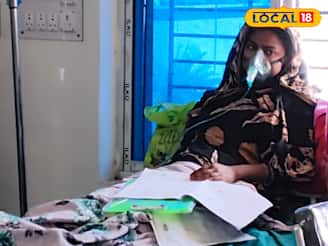 অধ্যবসায় একেই বলে!হাসপাতালে মুখে মাস্ক,মন দিয়ে মাধ্যমিকের ইংরেজি পরীক্ষা দিচ্ছে রুম্পা