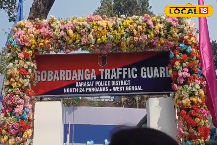 শহরাঞ্চলের পাশাপাশি গ্রাম্য এলাকায় যানবাহন নিয়ন্ত্রণ ও পথ দুর্ঘটনা রুখতে বিশেষ উদ্যোগ নিল বারাসত পুলিশ জেলা। গোবরডাঙা থানার আওতায় চালু হল ট্রাফিক গার্ডের বিশেষ অফিস। (ছবি ও তথ্য: রুদ্র নারায়ণ রায়)
