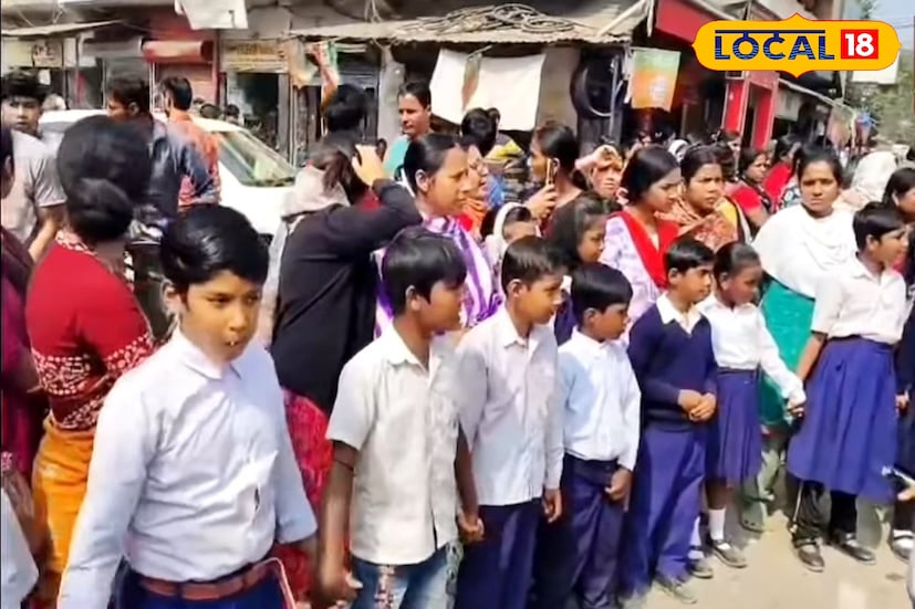 স্কুলের সামনে নোংরা, গন্ধে অতিষ্ঠ হয়ে পথে নামল খুদে পড়ুয়ারা। স্কুলের গেটের সামনে নিয়মিত নোংরা আবর্জনা ফেলার কারণে গোটা স্কুল চত্বরে টেকা দায়। নাক চেপেই ক্লাস করতে হয় খুদে পড়ুয়াদের। আর সহ্য করতে না পেরেই পথে নেমে প্রতিবাদ জানায় তারা। ঘটনাকে ঘিরে চাঞ্চল্য ছড়াল উত্তর ২৪ পরগনার ঠাকুরনগরের গাইঘাটা থানার চিকনপাড়া এলাকায়। (ছবি ও তথ্য: রুদ্র নারায়ণ রায়)