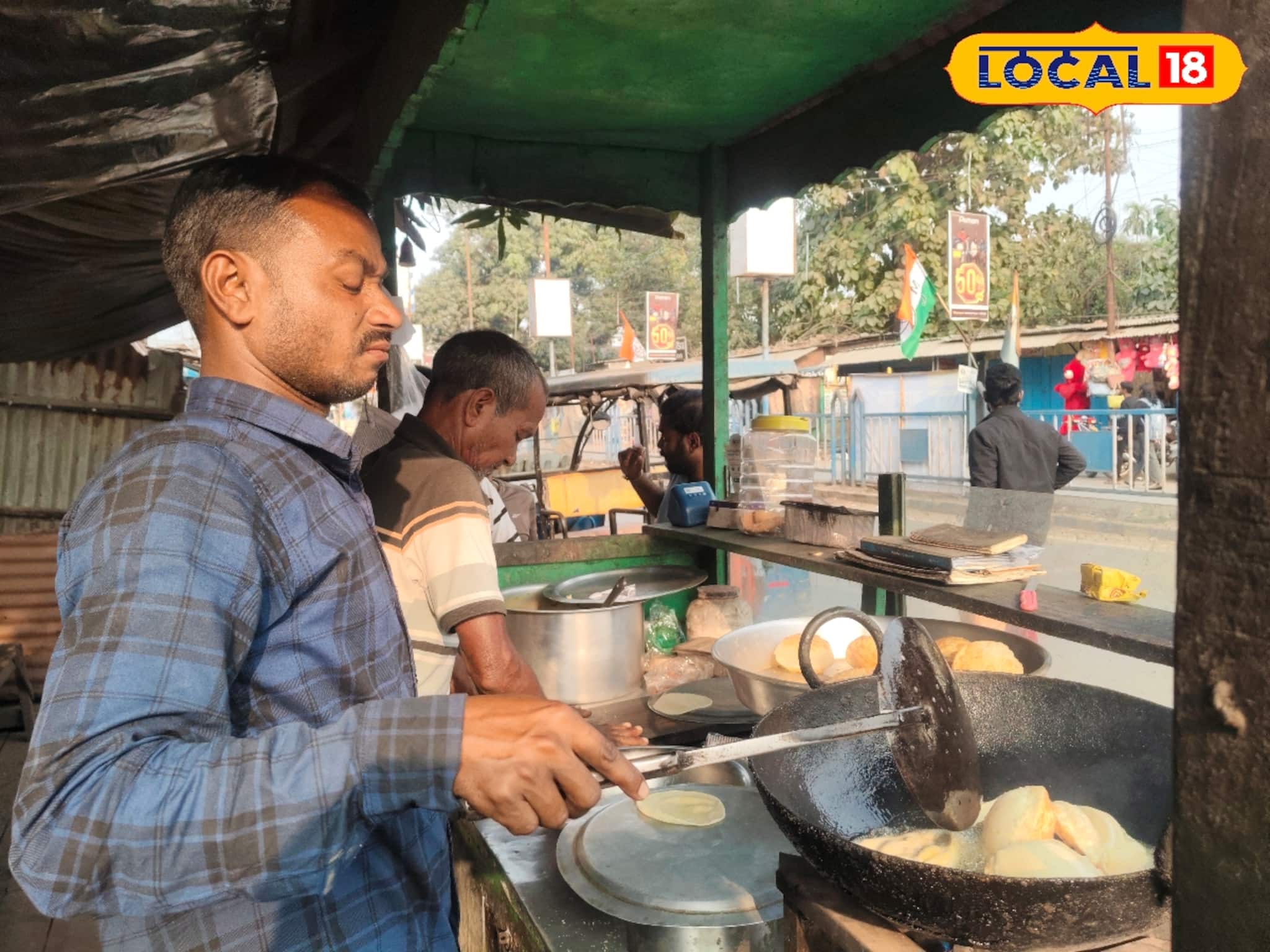 মর্মান্তিক দুর্ঘটনায় অচল হয়েছিল ভ্যানচালকের শরীর, ৫ টাকার কচুরিতে ফিরল ভাগ্য!