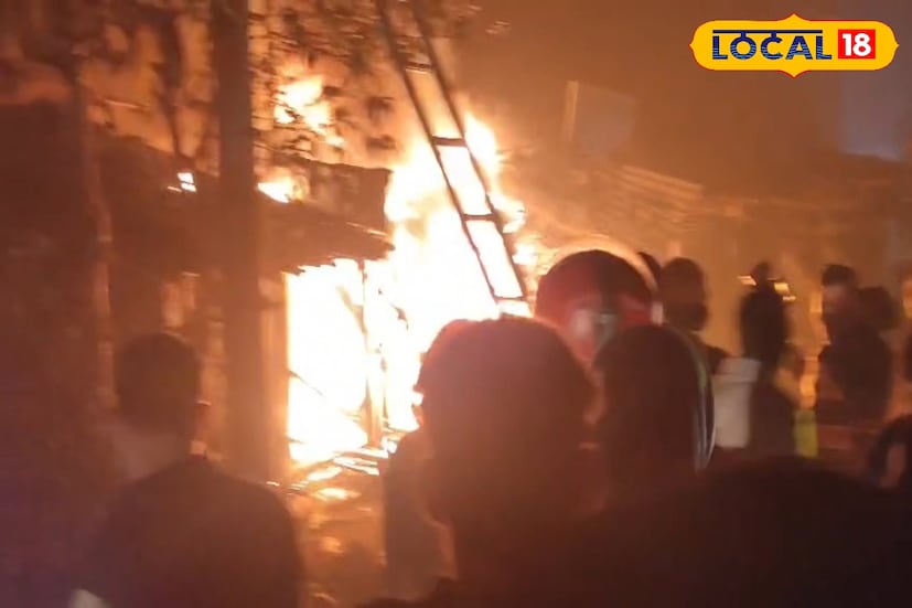 ভয়াবহ অগ্নিকাণ্ড হাওড়ায়, আগুনে ভস্মীভূত একাধিক দোকান! রাতের অন্ধকারে দাউ দাউ করে জ্বলছে দোকানঘর। হঠাৎ ভয়ংকর অগ্নিশিখা দেখামেলে সড়কের পার্শ্ববর্তীতে। ( ছবি ও তথ্য: রাকেশ মাইতি) 