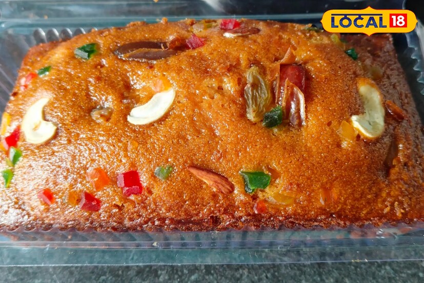  চকোলেট, ভ্যানিলা, স্ট্রবেরি, ব্ল্যাককারেন্ট ফ্রুট কেক কিংবা ব্ল্যাক ফরেস্ট... নানা স্বাদের কেক চেখেছেন নিশ্চয়ই! কিন্তু কখনও কি খেজুর গুড়ের কেক খেয়েছেন? যদি না খেয়ে থাকেন, তবে সেই অভিনব স্বাদের কেকের সন্ধান মিলছে পশ্চিমবঙ্গের পুরুলিয়া জেলার রঘুনাথপুর শহরে। (ছবি ও তথ্য: শান্তনু দাস) 