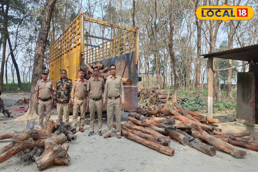 মূল্যবান খয়ের কাঠ পাচারের আগেই পাচারকারী ও কাঠ হাতেনাতে ধরল জলদাপাড়া জাতীয় উদ্যান কর্তৃপক্ষ। দক্ষিণ রেঞ্জের বনকর্মী ও অধিকারিকদের দল রাতভর অভিযান চালিয়ে এই আন্তঃরাজ্য খয়ের কাঠ পাচার চক্রটি আটকাতে সফল হয়েছে। (ছবি ও তথ্যঃ অনন্যা দে) মূল্যবান খয়ের কাঠ পাচারের আগেই পাচারকারী ও কাঠ হাতেনাতে ধরল জলদাপাড়া জাতীয় উদ্যান কর্তৃপক্ষ। দক্ষিণ রেঞ্জের বনকর্মী ও অধিকারিকদের দল রাতভর অভিযান চালিয়ে এই আন্তঃরাজ্য খয়ের কাঠ পাচার চক্রটি আটকাতে সফল হয়েছে। (ছবি ও তথ্যঃ অনন্যা দে)