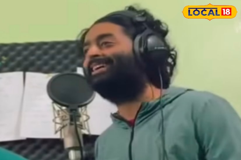 জিয়াগঞ্জে অরিজিৎ সিং-এর বাড়িতে এসেছিলেন আমির খান আর সেই নিয়ে শুরু জোর জল্পনা। ঠিক কী কারণে মুম্বই থেকে জিয়াগঞ্জে অরিজিতের বাড়ি এসেছিলেন মিস্টার পারফেকশনিস্ট? এই প্রশ্ন ঘিরে নানা বাঁধছে কত না কল্পনা! কেউ দাবি করেন, অরিজিৎকে ফের প্লেব্যাক গাওয়ানোর জন্য রাজি করাতে মুম্বই থেকে উড়ে এসেছিলেন আমির। কারও আবার দাবি, ‘মহাভারত’ ছবিতে গান গাওয়ানোর জন্য আমির এসেছিলেন। তবে ঘনিষ্ঠ সূত্রের দাবি, অন্য একটি ছবির গানের জন্য অরিজিতের সঙ্গে দেখা করেছিলেন আমির। জিয়াগঞ্জে অরিজিৎ সিং-এর বাড়িতে এসেছিলেন আমির খান আর সেই নিয়ে শুরু জোর জল্পনা। ঠিক কী কারণে মুম্বই থেকে জিয়াগঞ্জে অরিজিতের বাড়ি এসেছিলেন মিস্টার পারফেকশনিস্ট? এই প্রশ্ন ঘিরে নানা বাঁধছে কত না কল্পনা! কেউ দাবি করেন, অরিজিৎকে ফের প্লেব্যাক গাওয়ানোর জন্য রাজি করাতে মুম্বই থেকে উড়ে এসেছিলেন আমির। কারও আবার দাবি, ‘মহাভারত’ ছবিতে গান গাওয়ানোর জন্য আমির এসেছিলেন। তবে ঘনিষ্ঠ সূত্রের দাবি, অন্য একটি ছবির গানের জন্য অরিজিতের সঙ্গে দেখা করেছিলেন আমির।