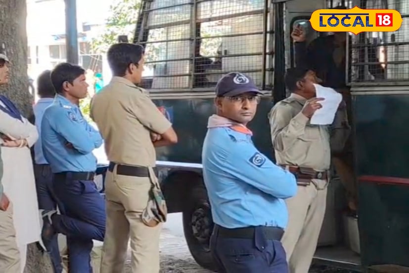 মুর্শিদাবাদ, তন্ময় মন্ডল: এ যেন কোনও সিনেমার পর্দার দৃশ্য। পুলিশের সামান্য অসাবধানতার সুযোগ নিয়ে হাত ছাড়িয়ে পালালো আসামি। আর সেই আসামিকে ধরতে পেছন পেছন ছুট লাগালো সিভিক ভলেন্টিয়ার থেকে শুরু করে পুলিশ কনস্টেবল সবাই। 