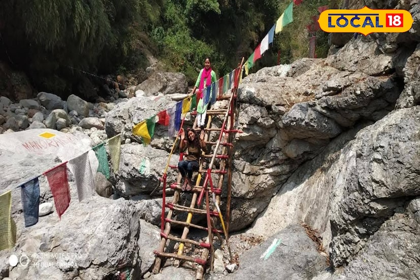 ভারতের রাস্তা ধরে যেতে হবে ভুটানে। তবেই পাওয়া যাবে বড় মহাকালের দর্শন। আর দেবাদিদেবের ভক্তরা সমস্ত কষ্ট সহ‍্য করেই পৌঁছে যান জয়ন্তী মহাকালধামের এই শিবতীর্থে। শিব রাত্রি উপলক্ষে সেজে উঠছে বড় মহাকালধাম। (ছবি ও তথ্য: অনন্যা দে)