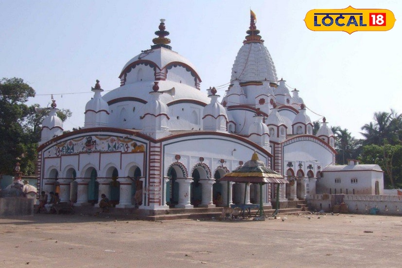 দিঘা ভ্রমণে এসে জগন্নাথ মন্দির তো অনেকেই দেখেছেন। কিন্তু দিঘার কাছেই থাকা আরেকটি প্রাচীন মন্দির না দেখলেই আপনি বড় মিস করেছেন। ওড়িশার বালেশ্বর জেলার চন্দনেশ্বরে অবস্থিত এই শিব মন্দিরটি ইতিহাস ও ধর্মীয় গুরুত্বে সমৃদ্ধ। প্রতিদিন শত শত ভক্ত এখানে পুজো দিতে আসেন। ওড়িশা-বঙ্গ সীমান্তে অবস্থান হওয়ায় দিঘার পর্যটকদের কাছে এটি অর্ধ দিনের আকর্ষণীয় দর্শনীয় স্থান হিসেবে জনপ্রিয় হয়ে উঠেছে।