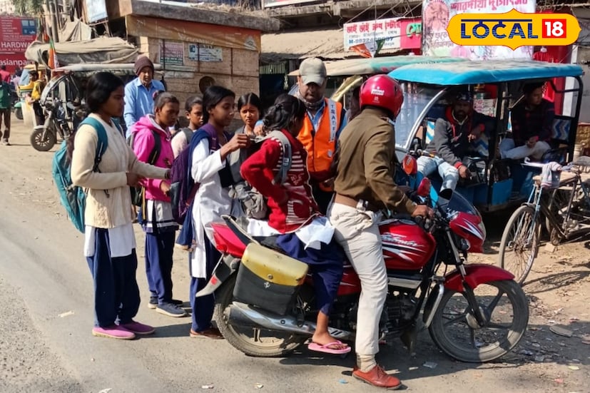 মাধ্যমিক পরীক্ষার গুরুত্বপূর্ণ দিনে মহম্মদ বাজারে এক অনন্য মানবিক ঘটনার সাক্ষী থাকল এলাকাবাসী। বাসের অপেক্ষায় দাঁড়িয়ে অসুস্থ হয়ে পড়া এক আদিবাসী ছাত্রীর বছর নষ্ট হওয়ার হাত থেকে রক্ষা করলেন কর্তব্যরত এক পুলিশ আধিকারিক। পুলিশের তৎপরতায় শেষ পর্যন্ত চোখের জল মুছে হাসি মুখে পরীক্ষার হলে প্রবেশ করল সুশীলা সরেন।