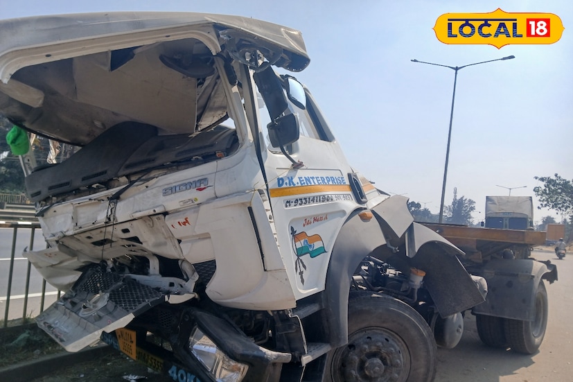 মর্মান্তিক ঘটনা হাওড়ায়। ট্রলার চালকের পিছন থেকে ধেয়ে এলো মৃত্যুবান। এমন ঘটনা, যা কল্পনারও বাইরে। তরতাজা যুবকের দেহ নিমিষে পরিণত হল মাংসপিণ্ডে। গা শিউরে ওঠার মতো দৃশ্য। (ছবি ও তথ্য: রাকেশ মাইতি)