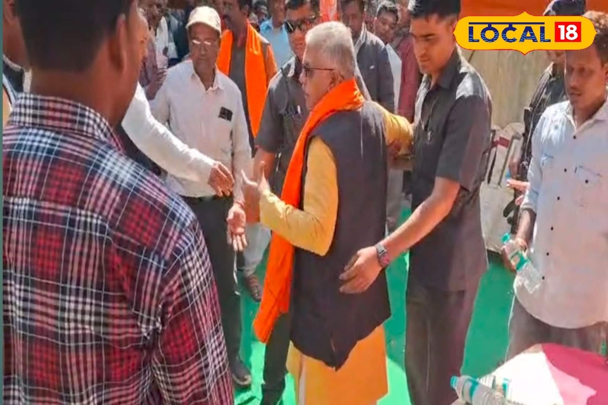 গোসাবায় বিজেপির কর্মশালায় বিপত্তি, দিলীপ ঘোষের মঞ্চ ভেঙে পড়ায় সাময়িক চাঞ্চল্য