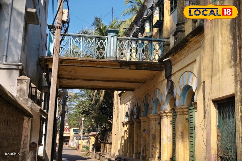 মুর্শিদাবাদ, কৌশিক অধিকারী: মুর্শিদাবাদ জেলার মধ্যে আজও এক পোস্ট অফিস যা রাজবাড়ির মধ্যে অবস্থিত। ভারতের স্বাধীনতার ৩৪ বছর আগে এই পোস্ট অফিস তৈরি হয়। যা আজও ঐতিহ্য বহন করে চলেছে। 