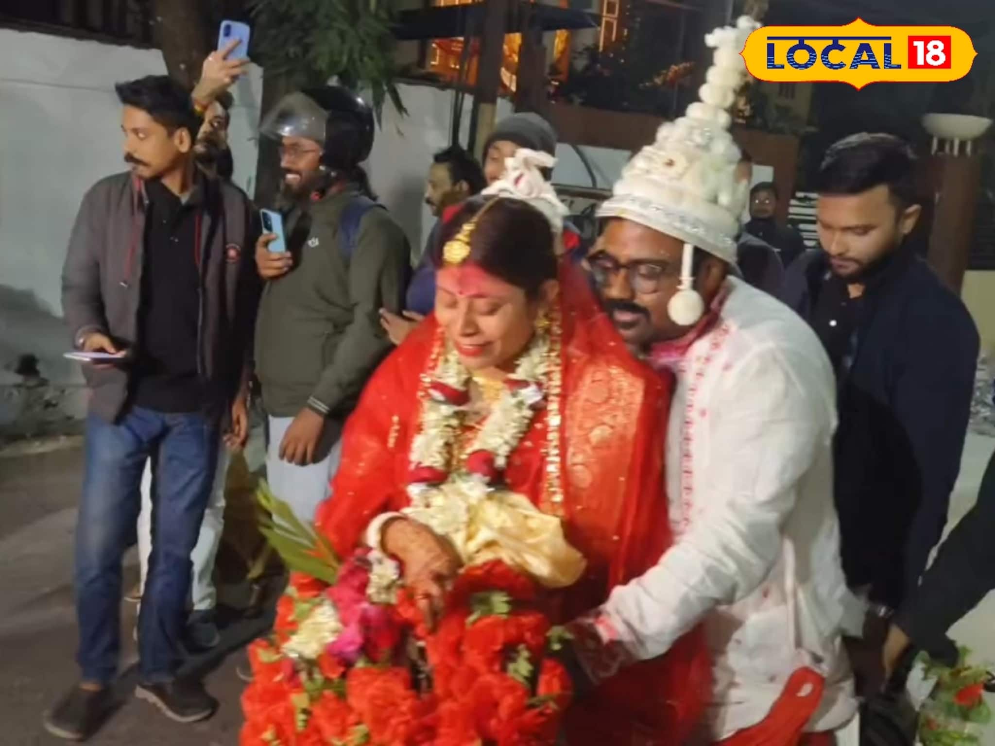 গাড়ি নয়, বাইকও নয়, সাইকেলেই নতুন বউ নিয়ে বাড়ি এল বর! সোশ্যাল মিডিয়ায় ভাইরাল