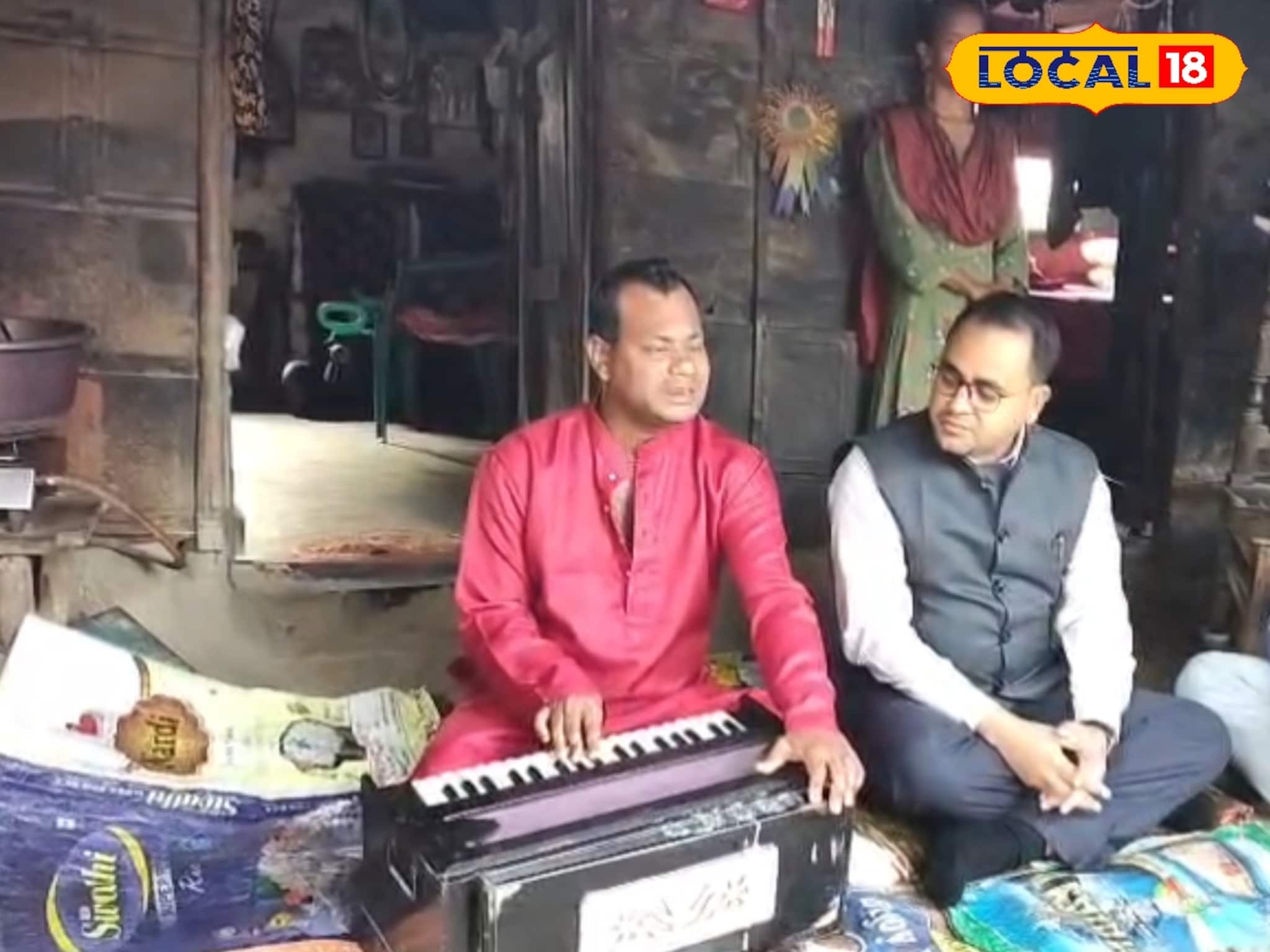 দৃষ্টিহীন ভাই বোনের গান করেই চলে সংসার, বাড়ি গিয়ে গান শুনলেন খোদ জেলা শাসক