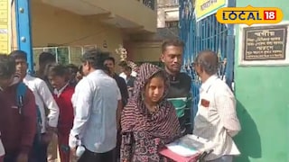 পরীক্ষা কেন্দ্র থেকে বেরোচ্ছে নাসিমা পরীক্ষা কেন্দ্র থেকে বেরোচ্ছে নাসিমা