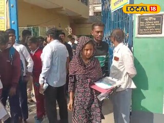 পরীক্ষা কেন্দ্র থেকে বেরোচ্ছে নাসিমা