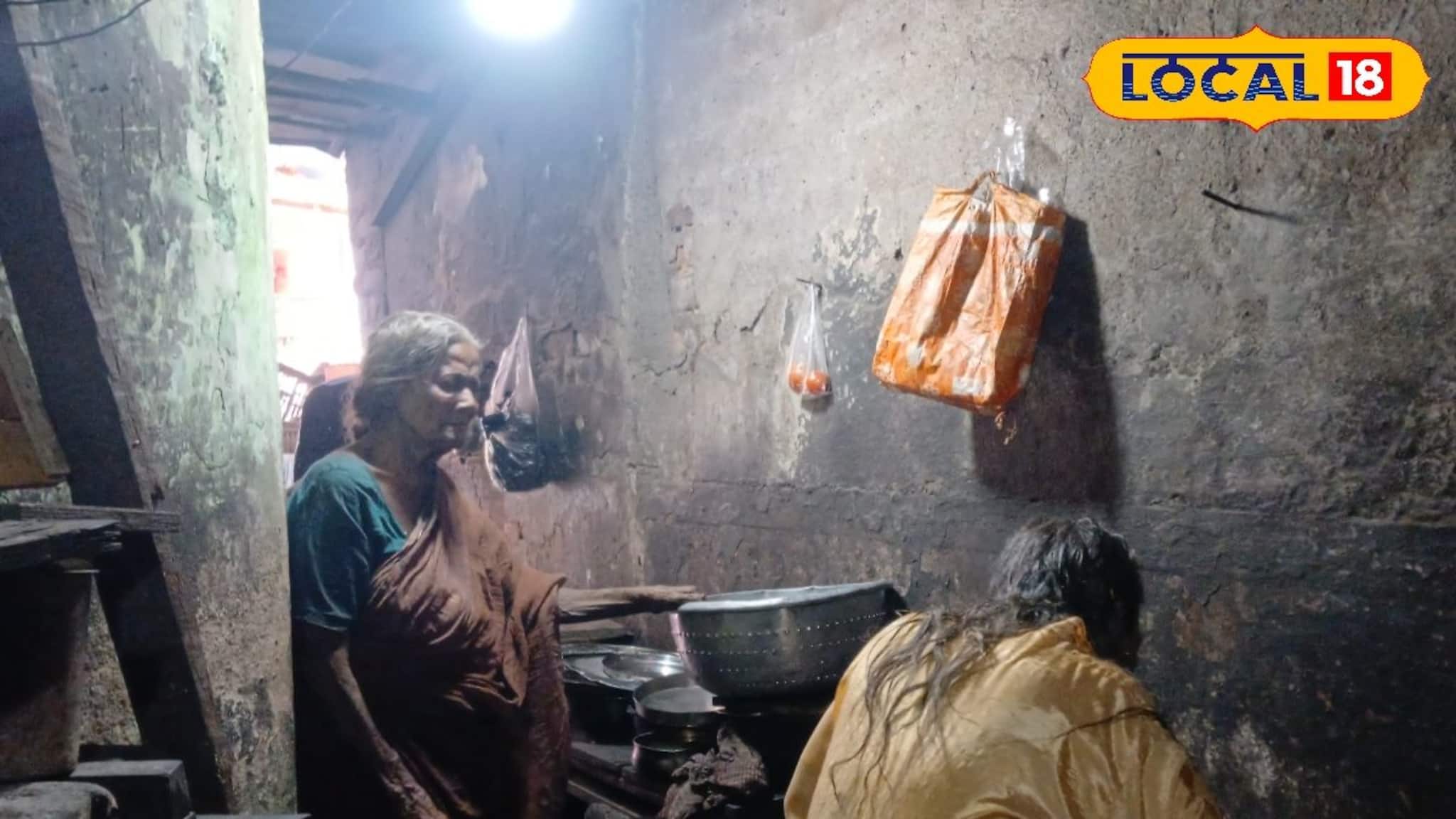 ৭০ বছরেও হাড়ভাঙা পরিশ্রম করে ছেলের মুখে খাবার তুলে দিচ্ছেন হাওড়ার এই মা