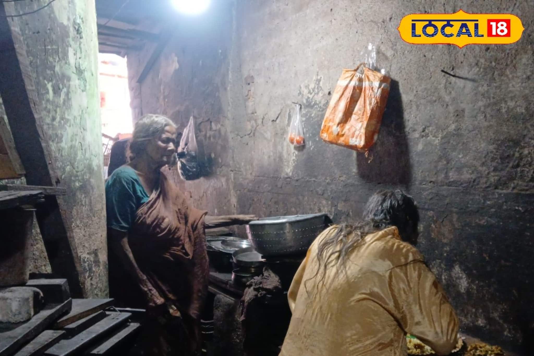 ৭০ বছরেও হাড়ভাঙা পরিশ্রম করে ছেলের মুখে খাবার তুলে দিচ্ছেন হাওড়ার এই মা