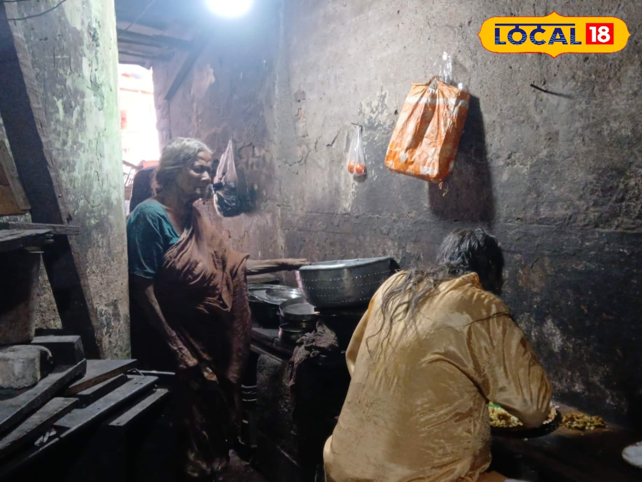 ৭০ বছরেও হাড়ভাঙা পরিশ্রম করে ছেলের মুখে খাবার তুলে দিচ্ছেন হাওড়ার এই মা