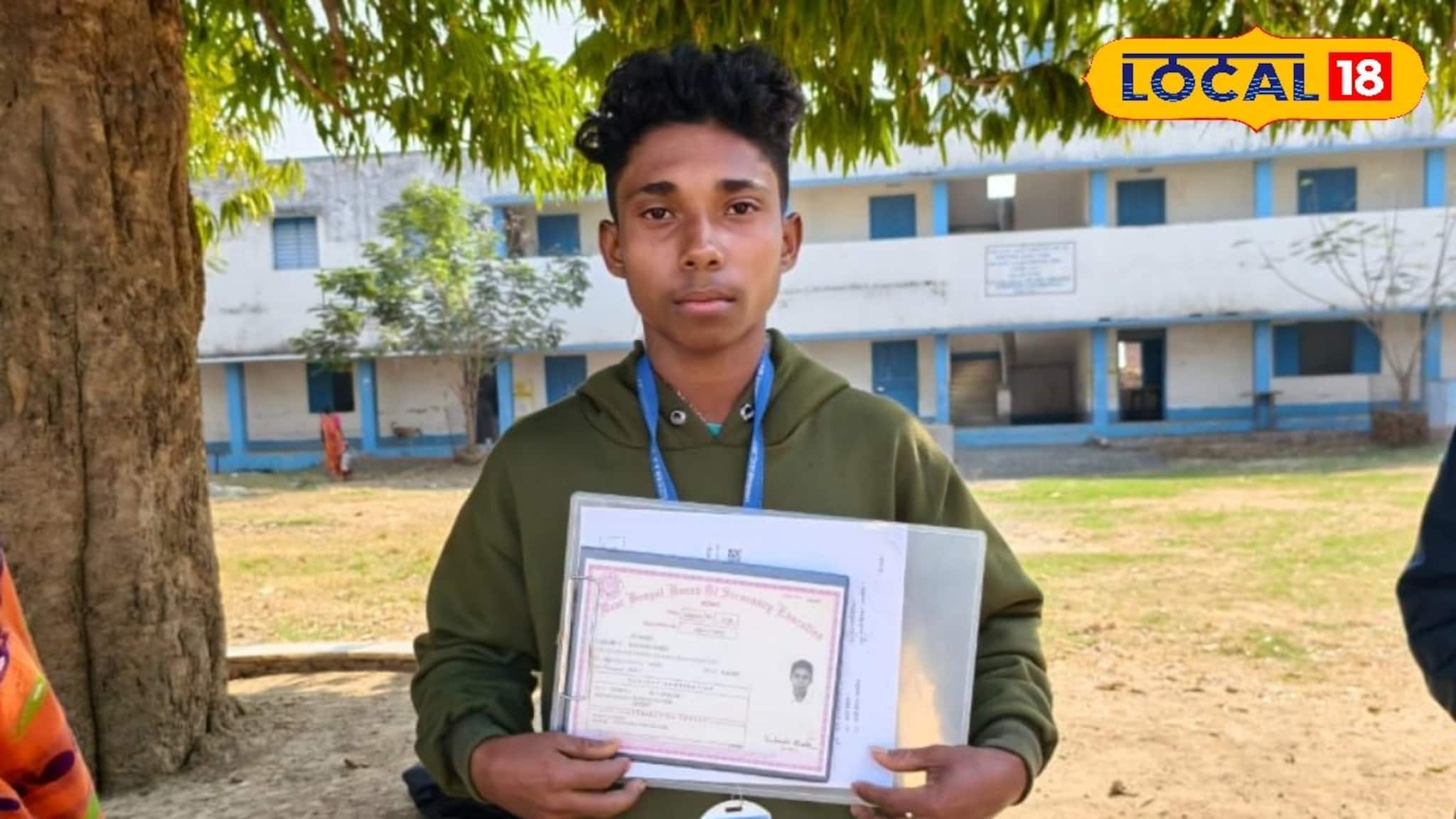 Madhyamik Exam 2026: বাবার মৃতদেহ বাড়িতে, চোখের জল মুছতে মুছতে মাধ্যমিকের পরীক্ষাকেন্দ্রে ছাত্র