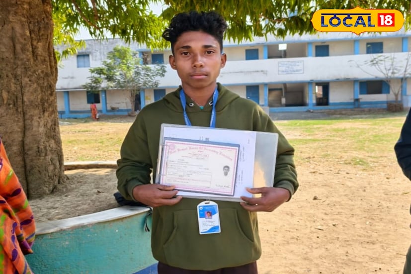 চলছে মাধ্যমিক পরীক্ষা। এদিকে সকালেই মৃত্যু হয়েছে বাবার। বাড়িতে ‌বাবার দেখ রেখে, চোখ মুছতে মুছতে মাধ্যমিক পরীক্ষা দিল জিৎ বাগদি। বড়ঞা থানার খোরজুনা উচ্চ বিদ্যালয়ে পরীক্ষা দিয়েছে জিৎ।