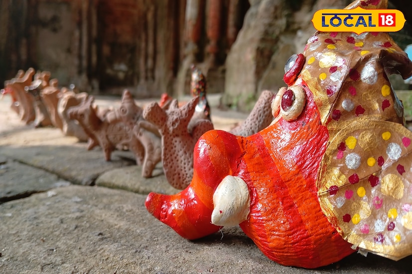 বাক্স বাদামের খোলস দিয়ে বাঁশি পুতুল! বাংলার ঐতিহ্যবাহী বাঁশি পুতুলকে অন্য আঙ্গিকে সাজিয়ে তুলেছেন হাওড়ার শিল্পী রাজকুমার দেবনাথ। ঐতিহ্যবাহী বাঁশি পুতুলের এমন রূপে মুগ্ধ বহু মানুষ। (ছবি ও তথ্যঃ রাকেশ মাইতি)