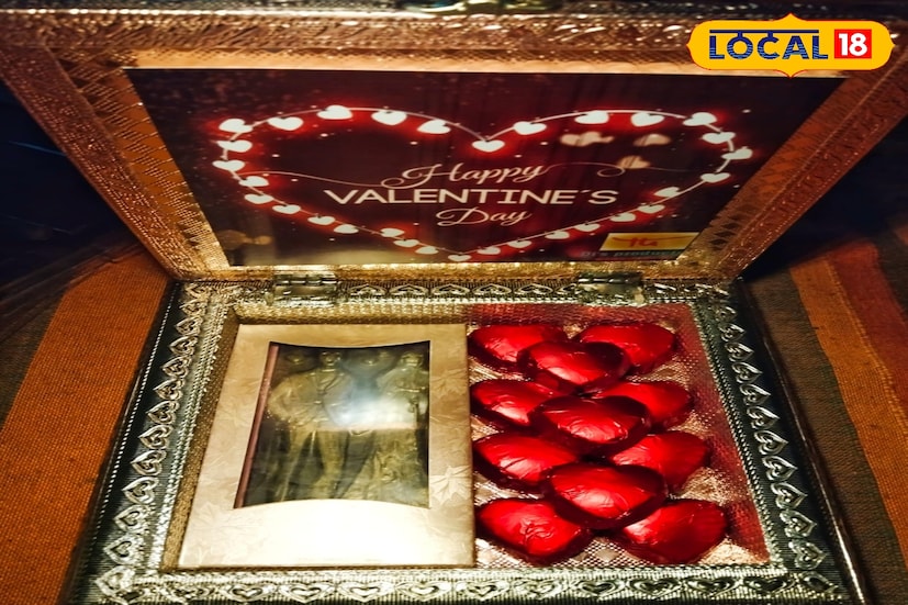 কৃষ্ণনগর থেকে উঠে আসা এক সৃজনশীল দম্পতির হাত ধরে নতুন মাত্রা পাচ্ছে কাস্টমাইজড চকোলেট শিল্প। প্রতি বছর বাঙালির বিভিন্ন উৎসব—দুর্গাপুজো, দীপাবলি, বড়দিন কিংবা ভালোবাসা দিবস—উপলক্ষে তারা তৈরি করেন নানা ধরনের বিশেষ ডিজাইনের চকোলেট। ছবি ও তথ্য: মৈনাক দেবনাথ 